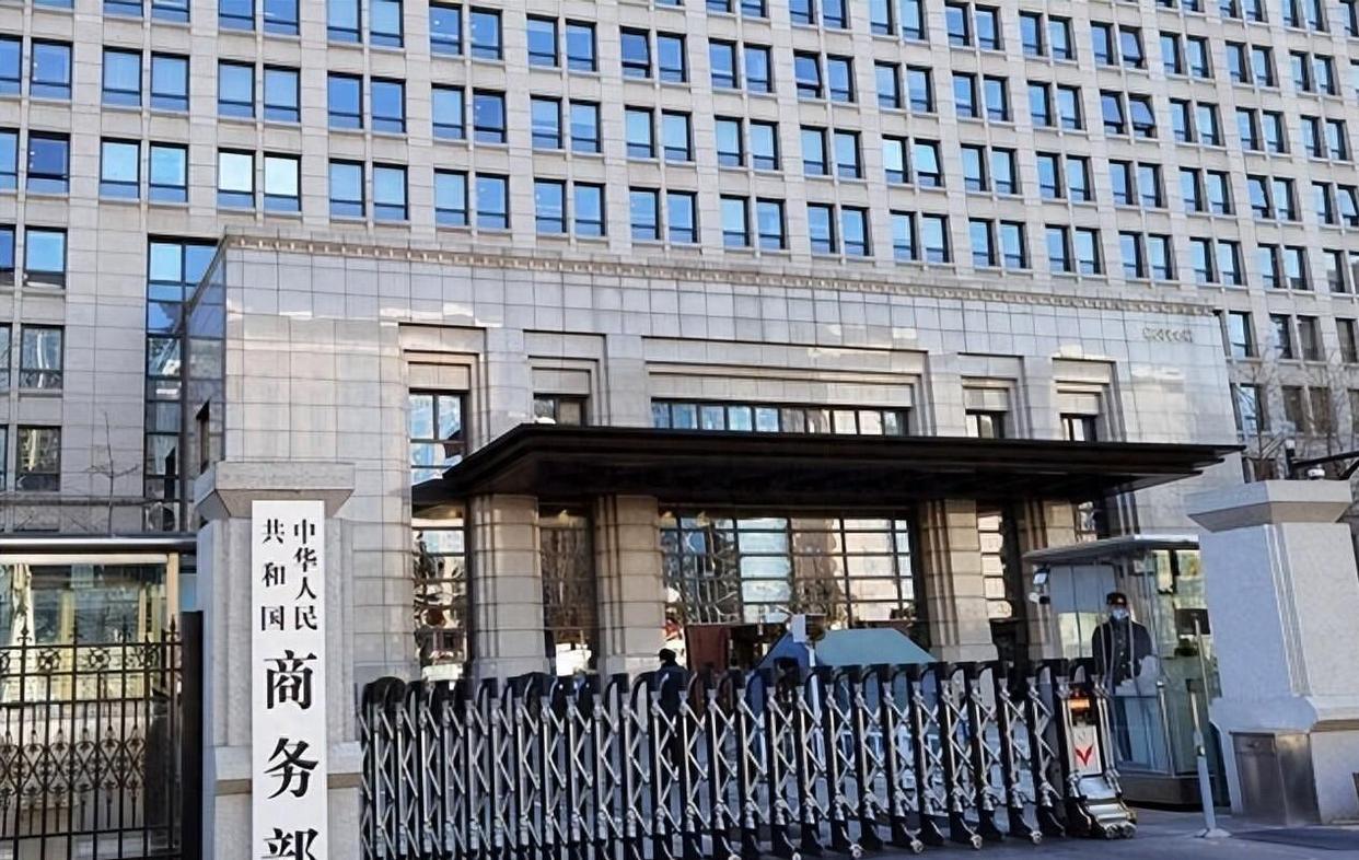 2025芯片大戰(zhàn)迎來分水嶺，中方警告全球“配合美國禁令就是違法”，美媒承認中國超越時刻已到(圖1)