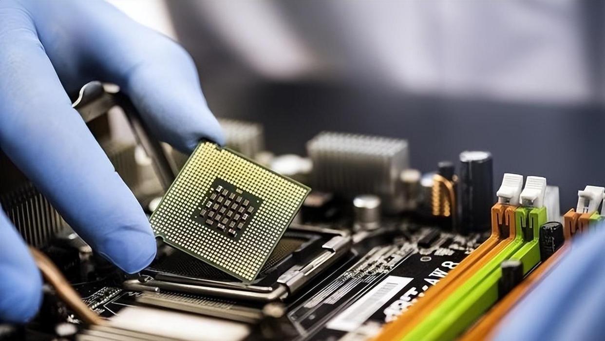 2025芯片大戰(zhàn)迎來分水嶺，中方警告全球“配合美國禁令就是違法”，美媒承認中國超越時刻已到(圖4)