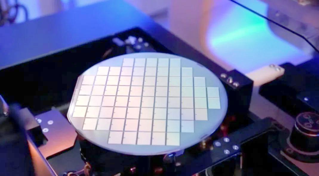 英媒直言：中國又迎來彎道超車，不靠光刻機也能解決芯片難題？(圖8)